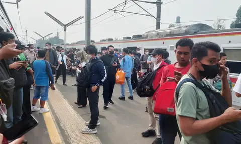 Truk Tabrak Listrik Aliran Atas Rute Pondok Ranji-Kebayoran Lama, Ribuan Penumpang KRL Terlantar